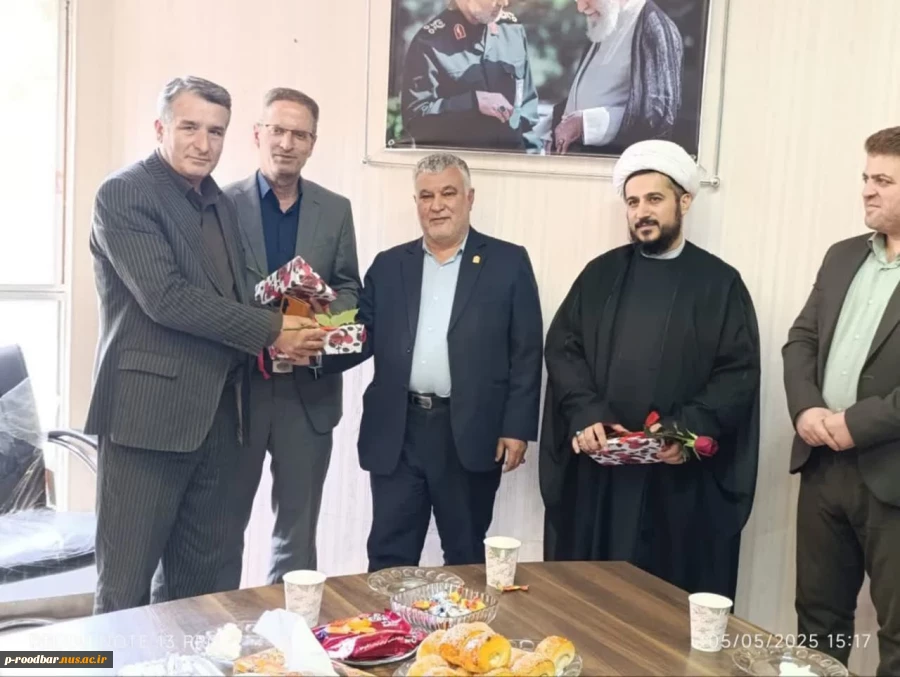 تجلیل از اساتید و همکاران آموزشی به مناسبت روز معلم و استاد 7